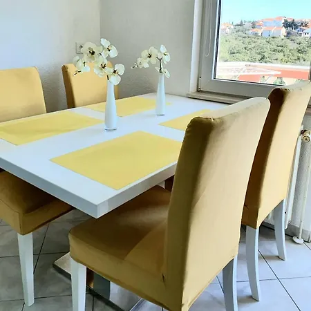 Laura شقة زادار